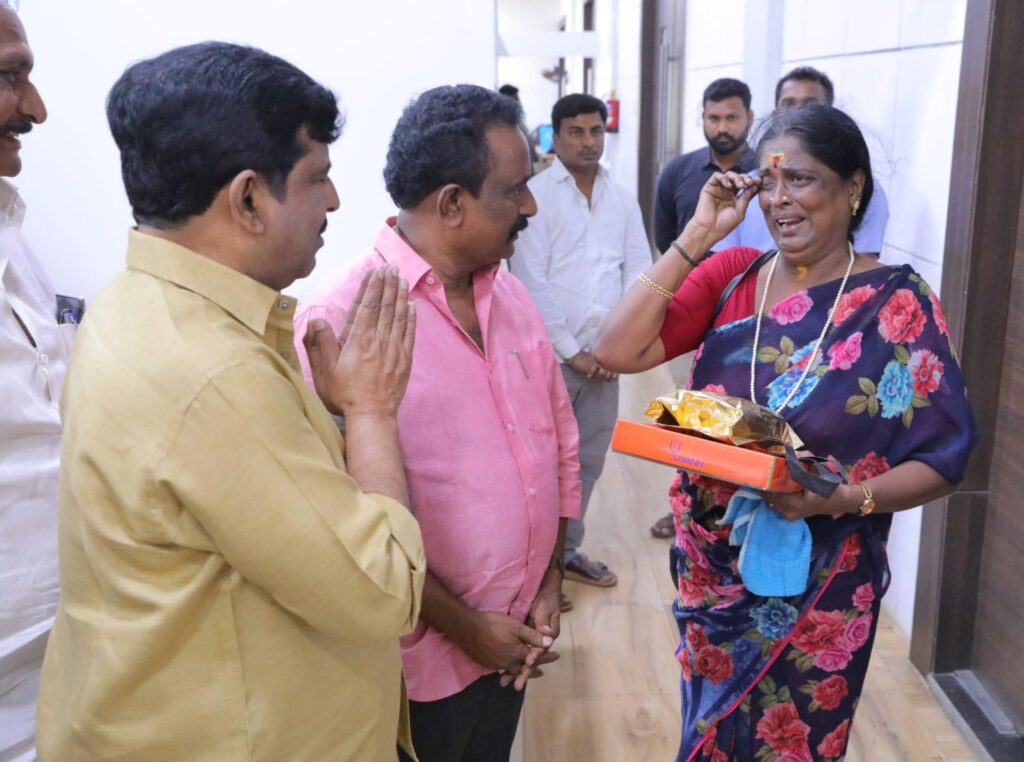 సినీ నటి శ్రీమతి వాసుకి (పాకీజా)కి శ్రీ పవన్ కళ్యాణ్ గారు ఆర్థిక సాయం Telugu News