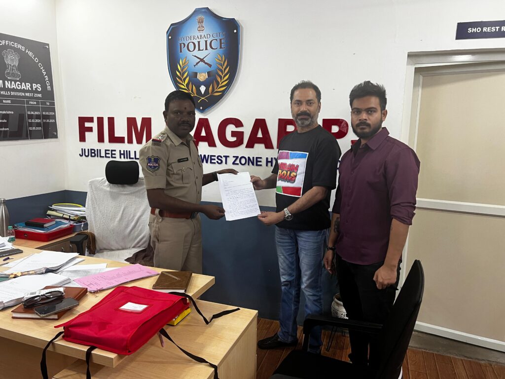 ప్రేక్షకులకు ధన్యవాదాలు తెలుపుతూ “వర్జిన్ బాయ్స్” చిత్రం సక్సెస్ మీట్ – పూల చొక్కా నవీన్, మరికొన్ని యూట్యూబ్ చానల్స్ పై కంప్లైంట్ Telugu News