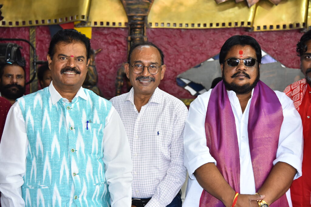 షెడ్యూల్ ప్రకారమే తెలుగు ఫిలింఛాంబర్ కు ఎన్నికలు నిర్వహించాలంటూ నిర్మాతలు డా.ప్రతాని రామకృష్ణ గౌడ్, బసిరెడ్డి ఆధ్వర్యంలో మెమొరాండం సమర్పణ Telugu News