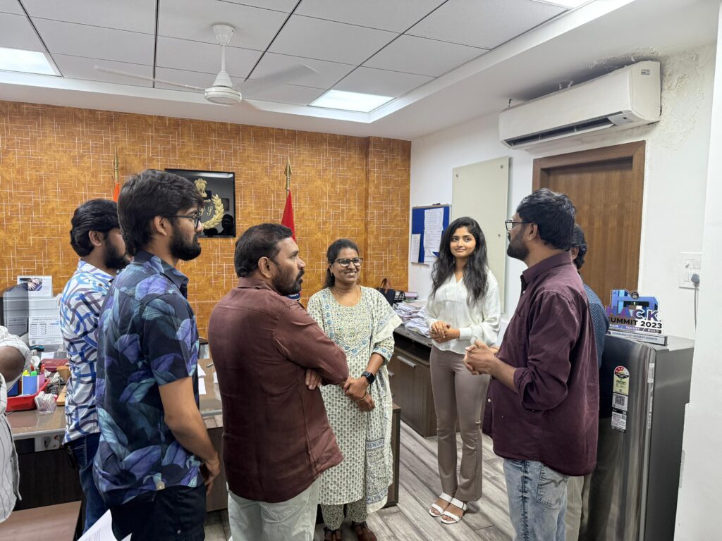 పైరసీని అరికట్టిన డీసీపీ కవిత బృందాన్ని అభినందించిన ప్రేమిస్తున్నా చిత్ర యూనిట్ !!! Telugu News