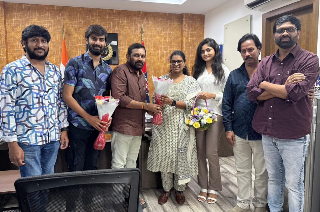 పైరసీని అరికట్టిన డీసీపీ కవిత బృందాన్ని అభినందించిన ప్రేమిస్తున్నా చిత్ర యూనిట్ !!! Telugu News