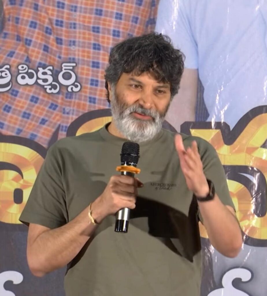 యూనివర్సిటీ పేపర్ లీక్ సినిమా అందరూ తప్పకుండా చూడాలి – డైరెక్టర్ త్రివిక్రమ్ శ్రీనివాస్* Telugu News