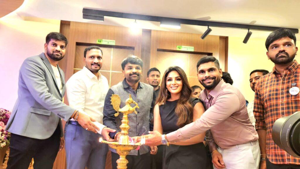 విజయవాడలో ‘కలర్స్ హెల్త్ కేర్’ లాంచ్ చేసిన సంయుక్త మీనన్ Telugu News