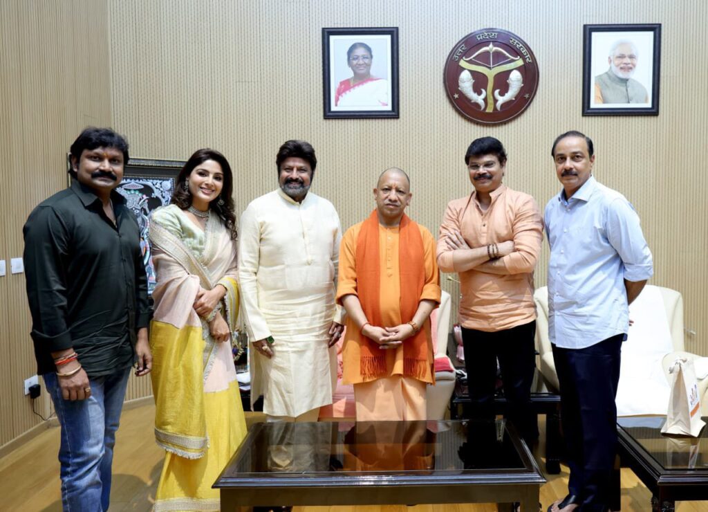 యుపి ముఖ్యమంత్రి శ్రీ యోగి ఆదిత్యనాథ్‌ను కలిసి అఖండ త్రిశూల్‌ ని బహూకరించిన గాడ్ ఆఫ్ మాసెస్ నందమూరి బాలకృష్ణ, బోయపాటి శ్రీను, అఖండ 2 ది తాండవం నిర్మాతలు Telugu News
