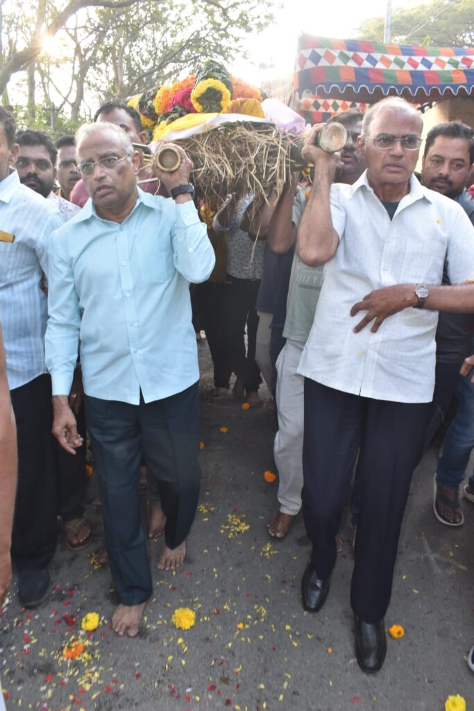 స్వర్గీయ నందమూరి తారకరామారావు గారి వీరాభిమాని ఎన్టీఆర్ రాజు పాడె మోసిన   నందమూరి కుటుంబ సభ్యులు నందమూరి రామ కృష్ణ, నందమూరి మోహనకృష్ణ Telugu News