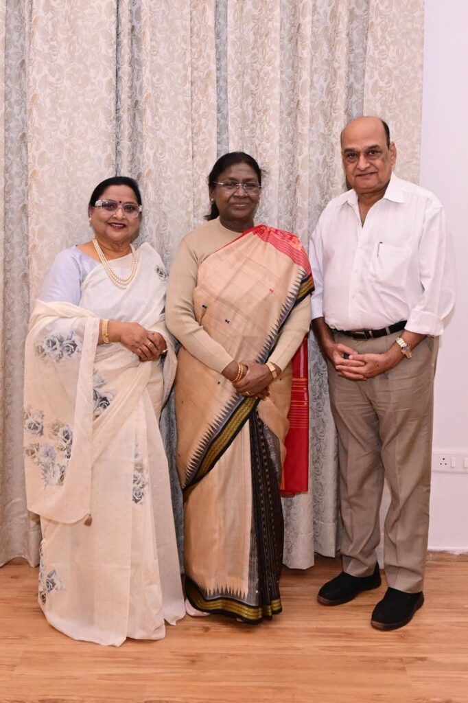 రాష్ట్రపతిని కలిసిన రోజారమణి, చక్రపాణి Telugu News