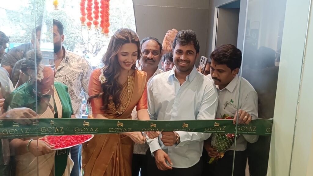 భీమవరంలో సందడి చేసిన సినీనటి నేహా శెట్టి Telugu News