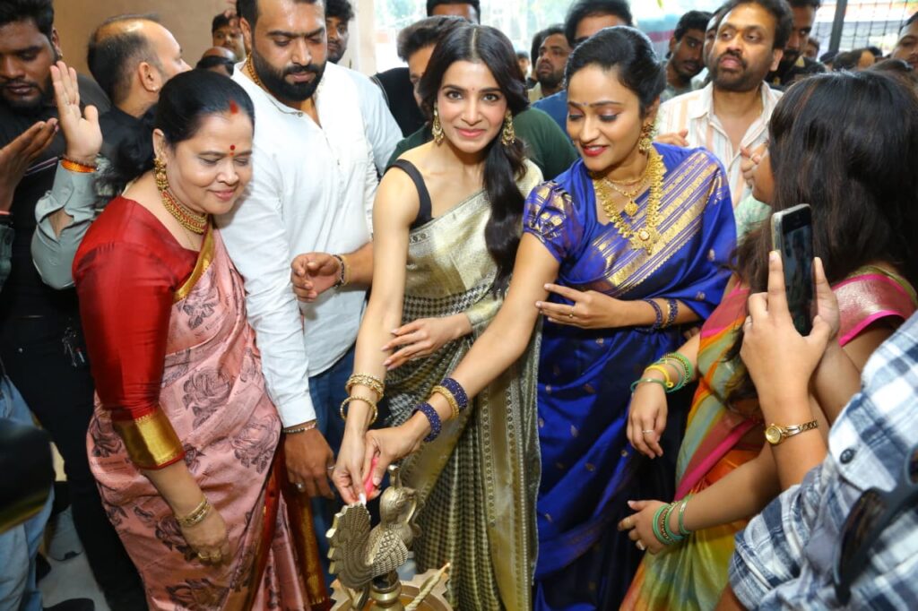 జూబ్లీహిల్స్ చెక్‌పోస్ట్ వద్ద సిరిమల్లె శారీస్ షోరూమ్‌ను ప్రారంభించిన హీరోయిన్ సమంత Telugu News