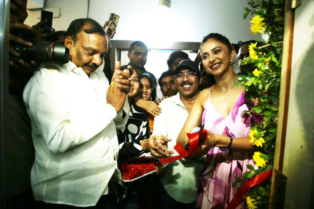 అట్టహాసంగా హీరోయిన్ రకుల్ ప్రీత్ సింగ్ చేతుల మీదగా “సెకండ్ స్కిన్ మేకప్ స్టూడియో & అకాడెమీ” ప్రారంభం Telugu News