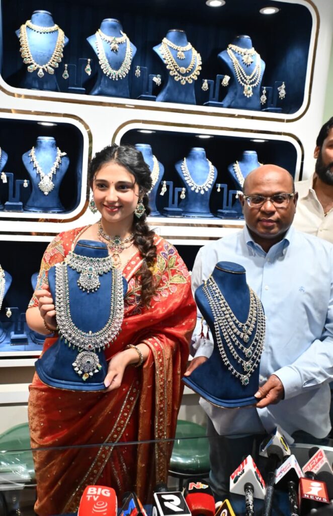 విజయనగరం లో గోయాజ్‌  సిల్వర్‌ జ్వువెలరీ షోరూం ప్రారంభించిన సినీనటి రితికా నాయక్ Telugu News