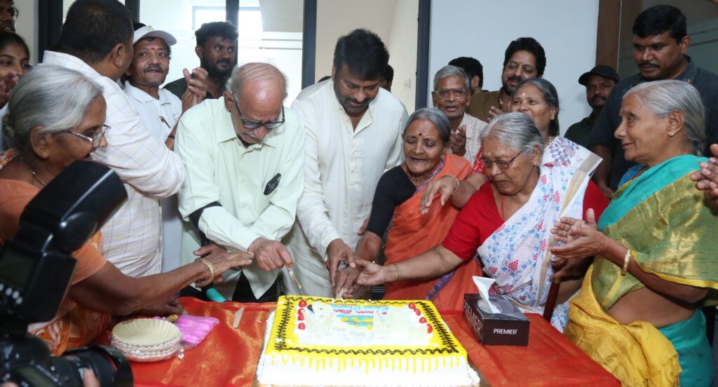 పది లక్షల రూపాయలను స్వచ్ఛంద సంస్థలకు విరాళంగా ఇచ్చిన  చిరంజీవి Telugu News