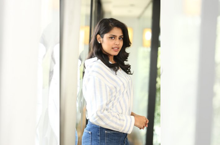 గాయపడ్డ సింహం  సినిమా హిలేరియస్ గా వచ్చింది:  ఫరియా అబ్దుల్లా Telugu News