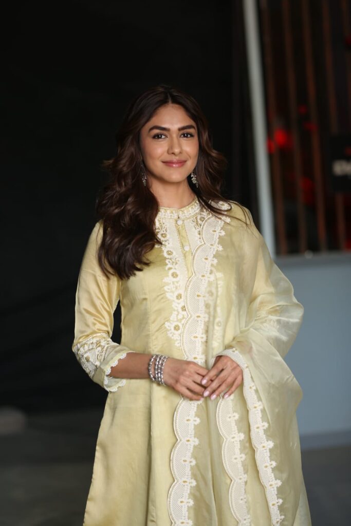‘డెకాయిట్‌’లో మృణాల్ ఠాకూర్ సరస్వతి పాత్ర హైలైట్ Telugu News