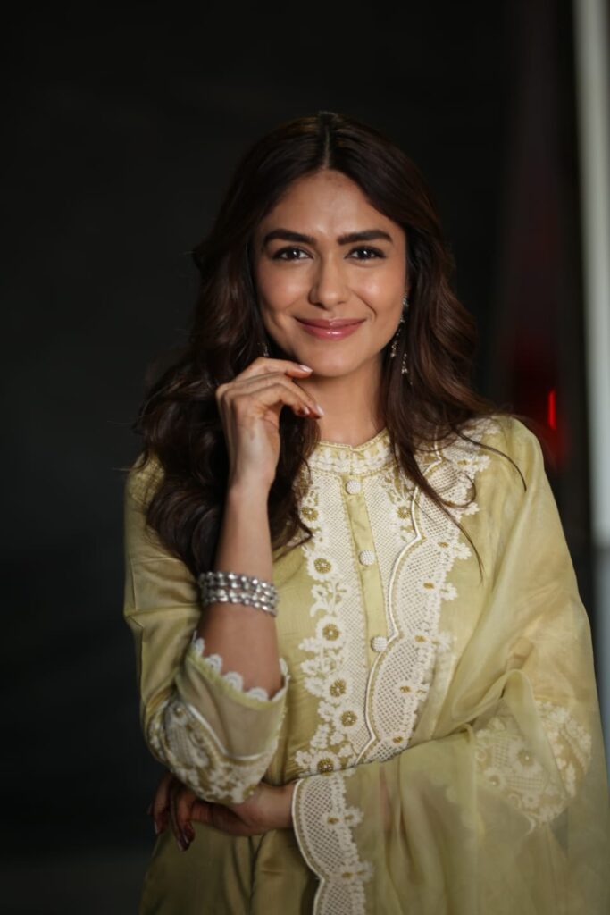 ‘డెకాయిట్‌’లో మృణాల్ ఠాకూర్ సరస్వతి పాత్ర హైలైట్ Telugu News