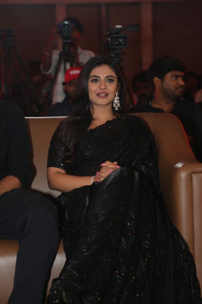 వరుస హిట్లతో క్రేజీ హీరోయిన్ గా దూసుకుపోతున్న నయన్ సారిక! Telugu News