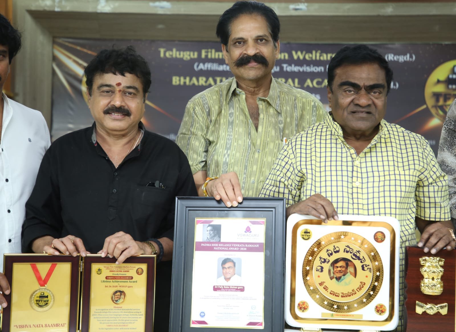 “రేలంగి అవార్డు” గెలుచుకున్న నటుడు బాబు మోహన్ Telugu News