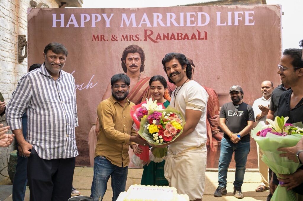 విజయ్, రశ్మికకు  సెట్స్ లోకి వెల్ కమ్ చెప్పిన “రణబాలి” మేకర్స్ Telugu News