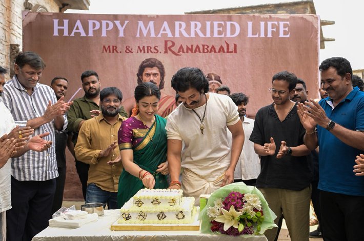 విజయ్, రశ్మికకు  సెట్స్ లోకి వెల్ కమ్ చెప్పిన “రణబాలి” మేకర్స్ Telugu News