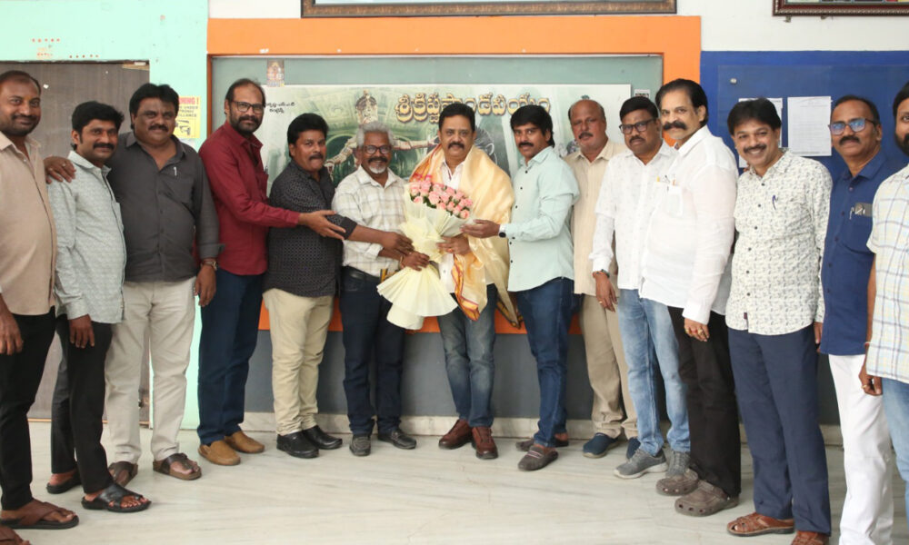 ఆంధ్రప్రదేశ్ స్టేట్ ఫిలిం టెలివిజన్ & థియేటర్ డెవలప్మెంట్ కార్పొరేషన్ చైర్మన్  భరత్ భూషణ్ ను సత్కరించిన ఫిలిం క్రిటిక్స్  అసోసియేషన్ Telugu News