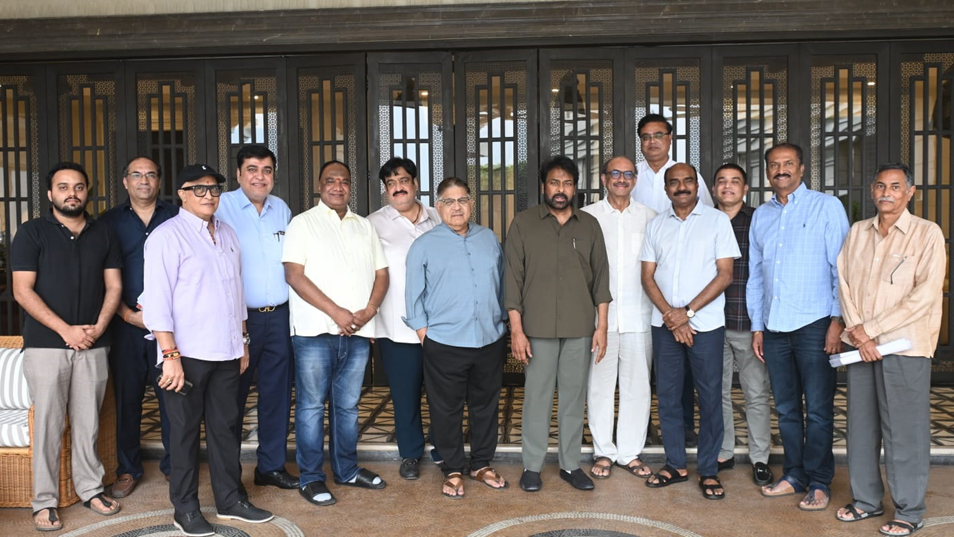 సింగిల్ స్క్రీన్ థియేటర్లలో పర్సెంటేజ్ షేరింగ్ సమస్యపై చిరంజీవి గారిని కలిసి చర్చించిన తెలుగు సినీ పరిశ్రమ ప్రతినిధులు Telugu News