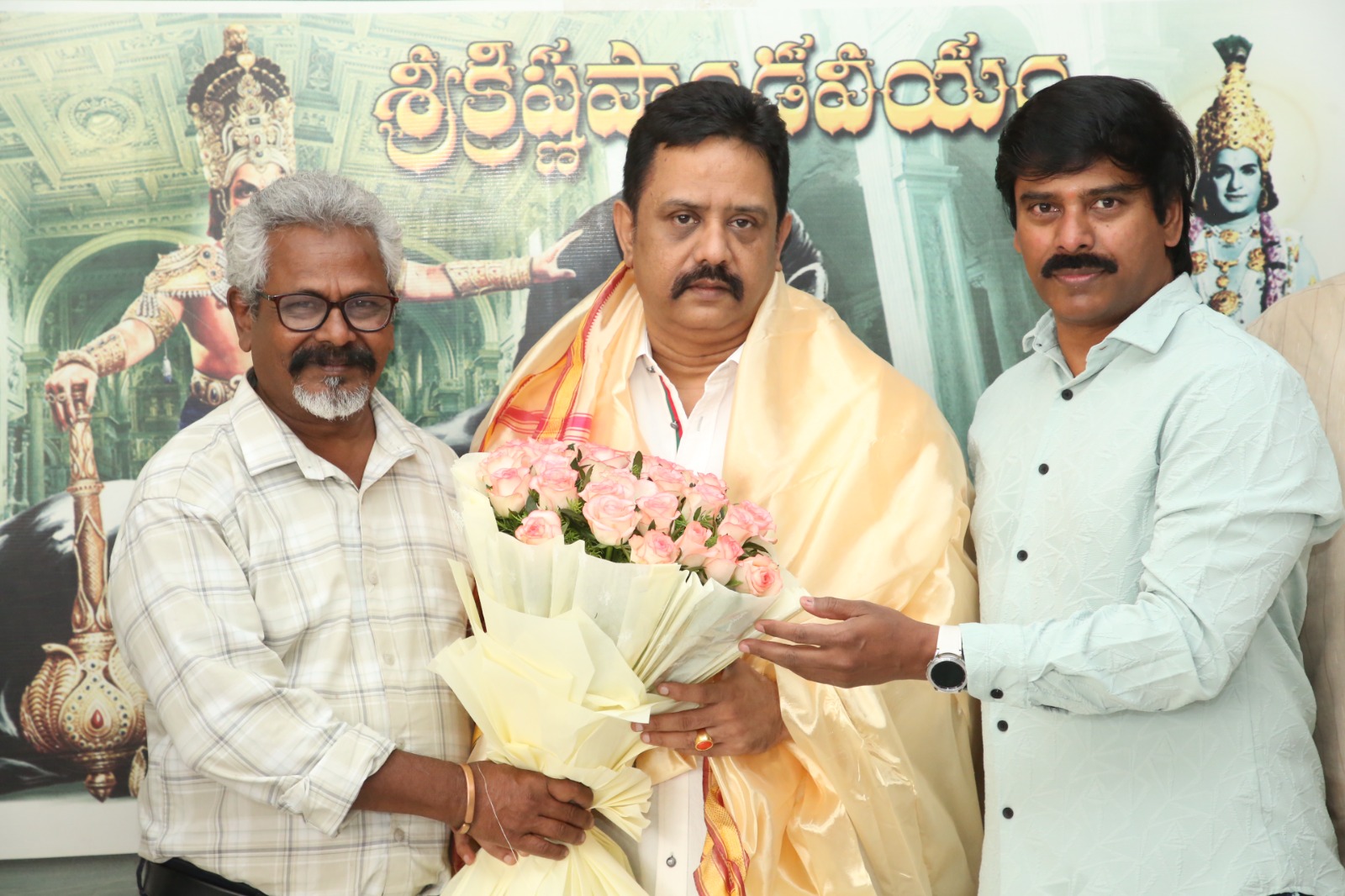 ఆంధ్రప్రదేశ్ స్టేట్ ఫిలిం టెలివిజన్ & థియేటర్ డెవలప్మెంట్ కార్పొరేషన్ చైర్మన్ భరత్ భూషణ్ ను సత్కరించిన ఫిలిం క్రిటిక్స్ అసోసియేషన్ Telugu News