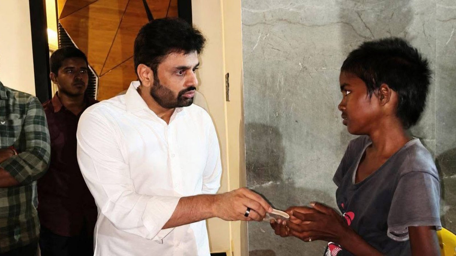 ‎అనారోగ్యంతో బాధపడుతున్న యువతికి ‎ఏలూరు ఎంపీ పుట్టా మహేష్ కుమార్ సహాయం! Telugu News