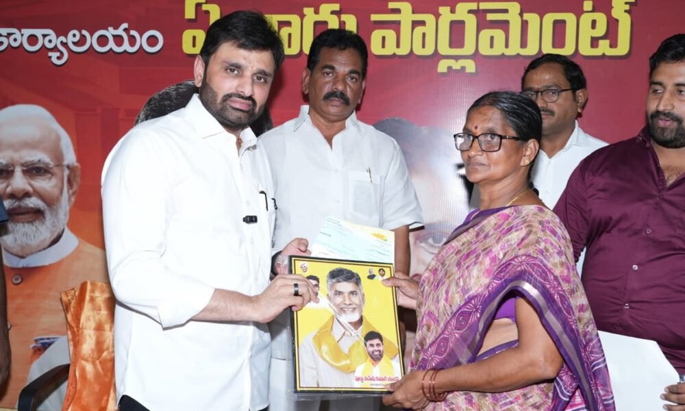CMRF చెక్కుల  పంపిణీ Telugu News