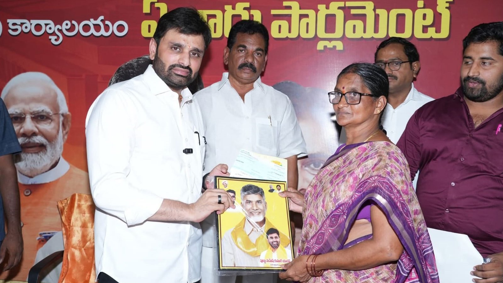 CMRF చెక్కుల  పంపిణీ Telugu News