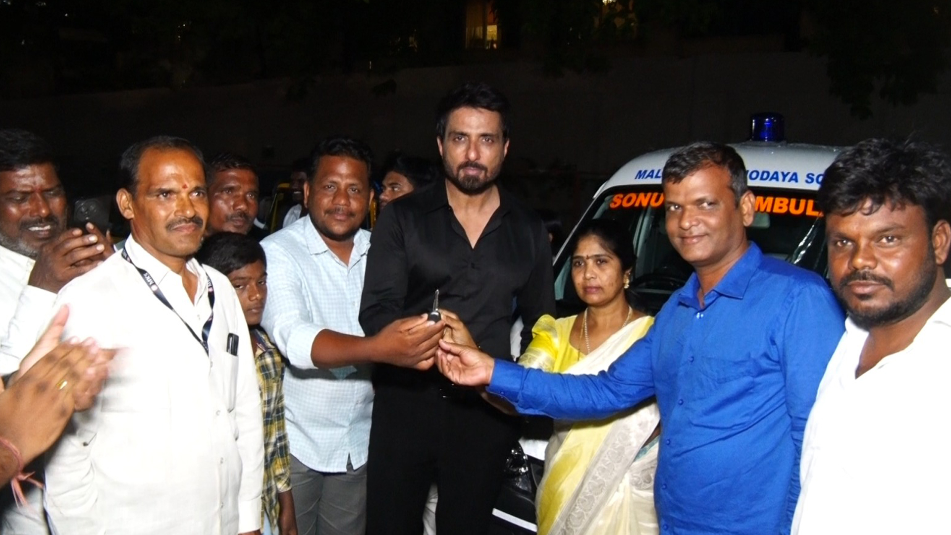 సోను సూద్, మాల్యవి కరణోదయ సొసైటీ ఆధ్వర్యంలో వనపర్తి జిల్లాలో అంబులెన్స్ ప్రారంభం Telugu News