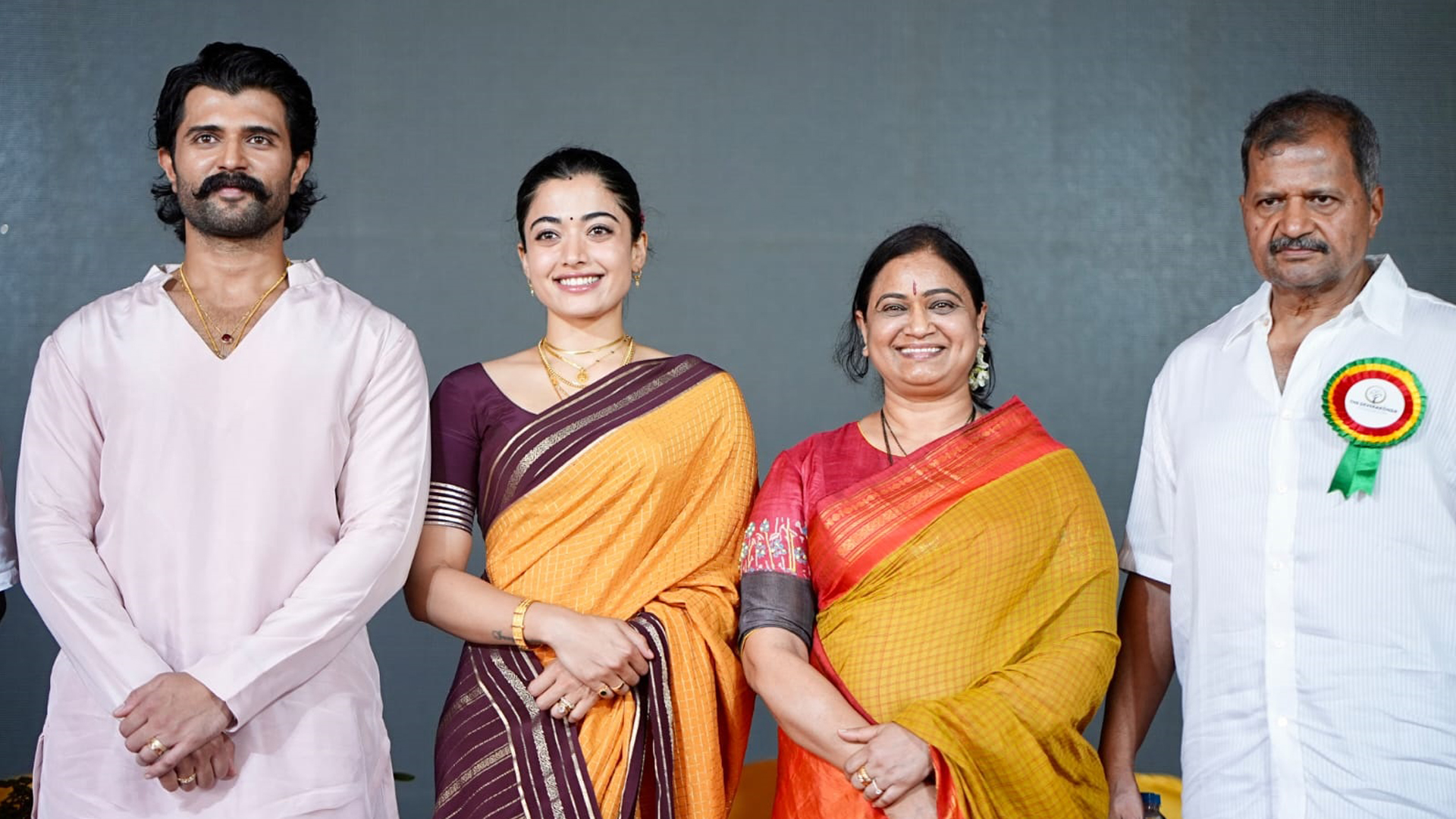 ది దేవరకొండ ఫౌండేషన్ ద్వారా పేద విద్యార్థులకు స్కాలర్ షిప్స్ అందజేసిన విజయ్ దేవరకొండ Telugu News
