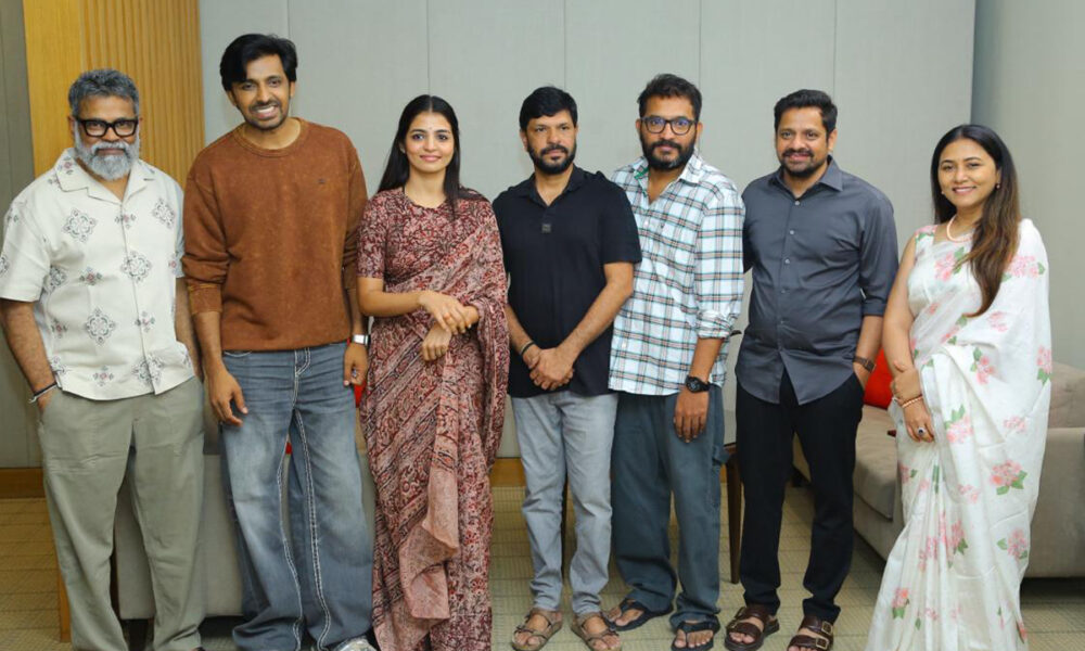 క్రియేటివ్ జీనియస్ సుకుమార్ ను కలిసి బ్లెస్సింగ్స్ తీసుకున్న సుకుమార్ రైటింగ్స్, బన్నీ వాస్ వర్క్స్, హీరో ప్రియదర్శి కాంబో మూవీ టీమ్ Telugu News