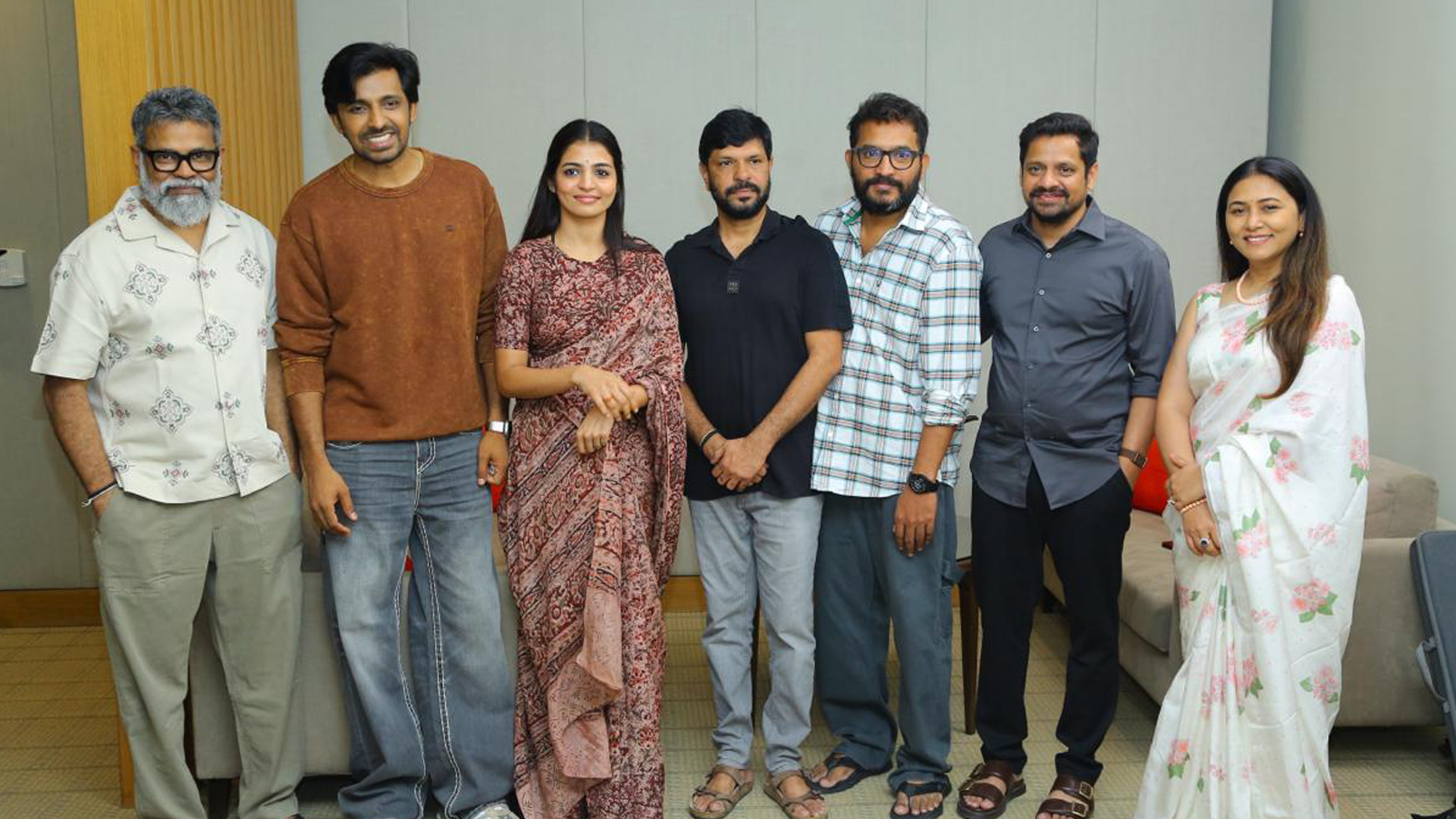 క్రియేటివ్ జీనియస్ సుకుమార్ ను కలిసి బ్లెస్సింగ్స్ తీసుకున్న సుకుమార్ రైటింగ్స్, బన్నీ వాస్ వర్క్స్, హీరో ప్రియదర్శి కాంబో మూవీ టీమ్ Telugu News