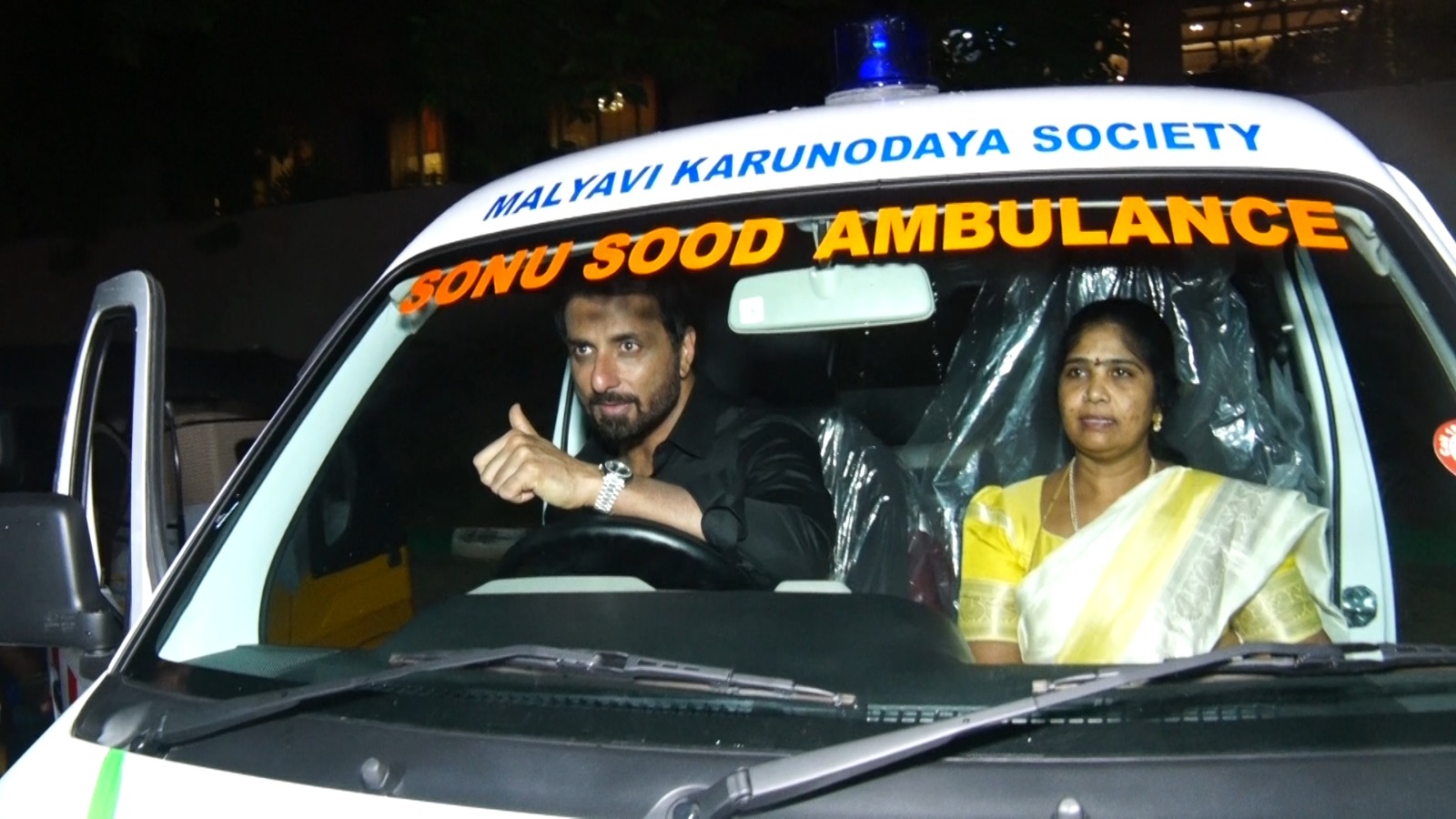 సోను సూద్, మాల్యవి కరణోదయ సొసైటీ ఆధ్వర్యంలో వనపర్తి జిల్లాలో అంబులెన్స్ ప్రారంభం Telugu News