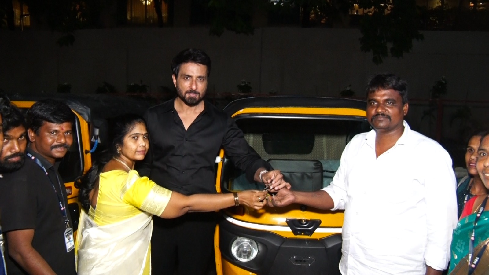 సోను సూద్, మాల్యవి కరణోదయ సొసైటీ ఆధ్వర్యంలో వనపర్తి జిల్లాలో అంబులెన్స్ ప్రారంభం Telugu News