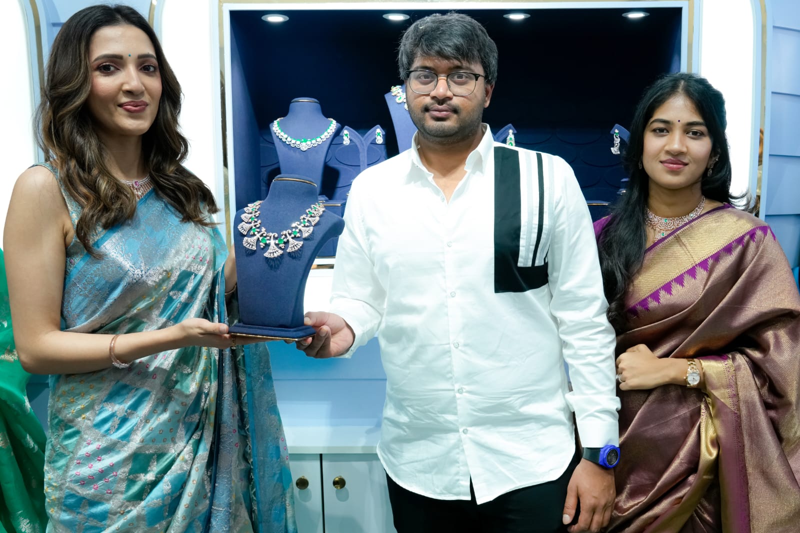 ఖమ్మంలో ప్రారంభమైన భారతదేశపు అతిపెద్ద ల్యాబ్-గ్రోన్ డైమండ్ జ్యువెలరీ స్టోర్ ‘లాడియా’ ఏడో షోరూమ్ Telugu News